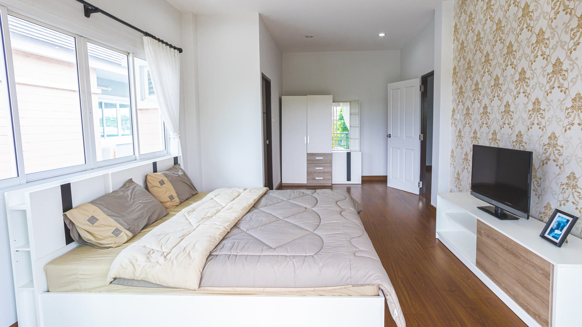 637862142325819631-Vararom_BedRoom_1.jpg