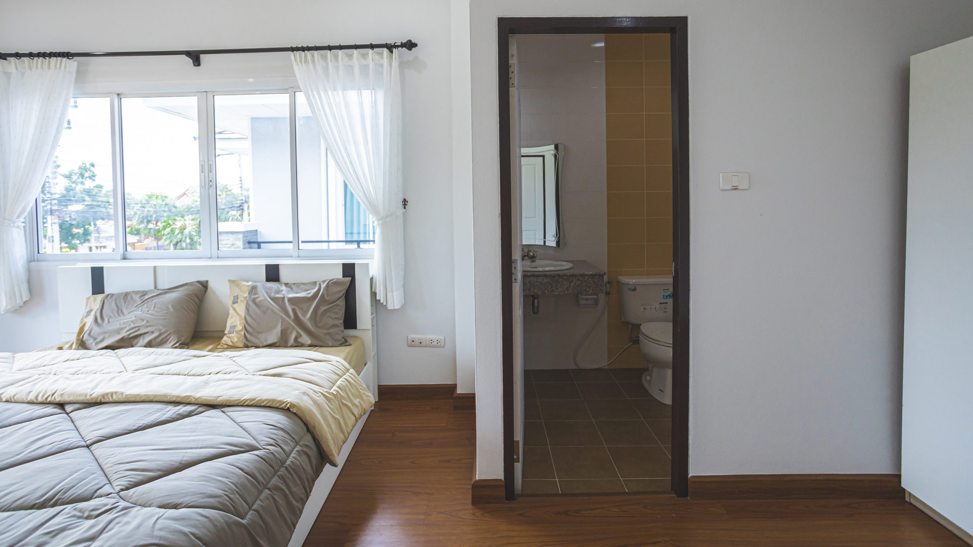 637862142379945566-Vararom_BedRoom_2.jpg